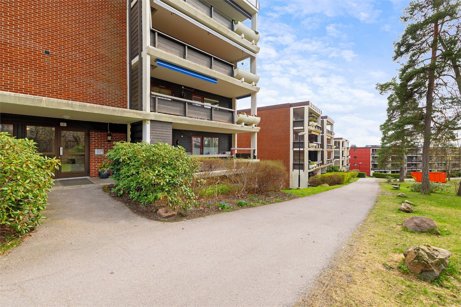 Velholdt inngangsparti og fellesområder. Sameiet består av 218 seksjoner.