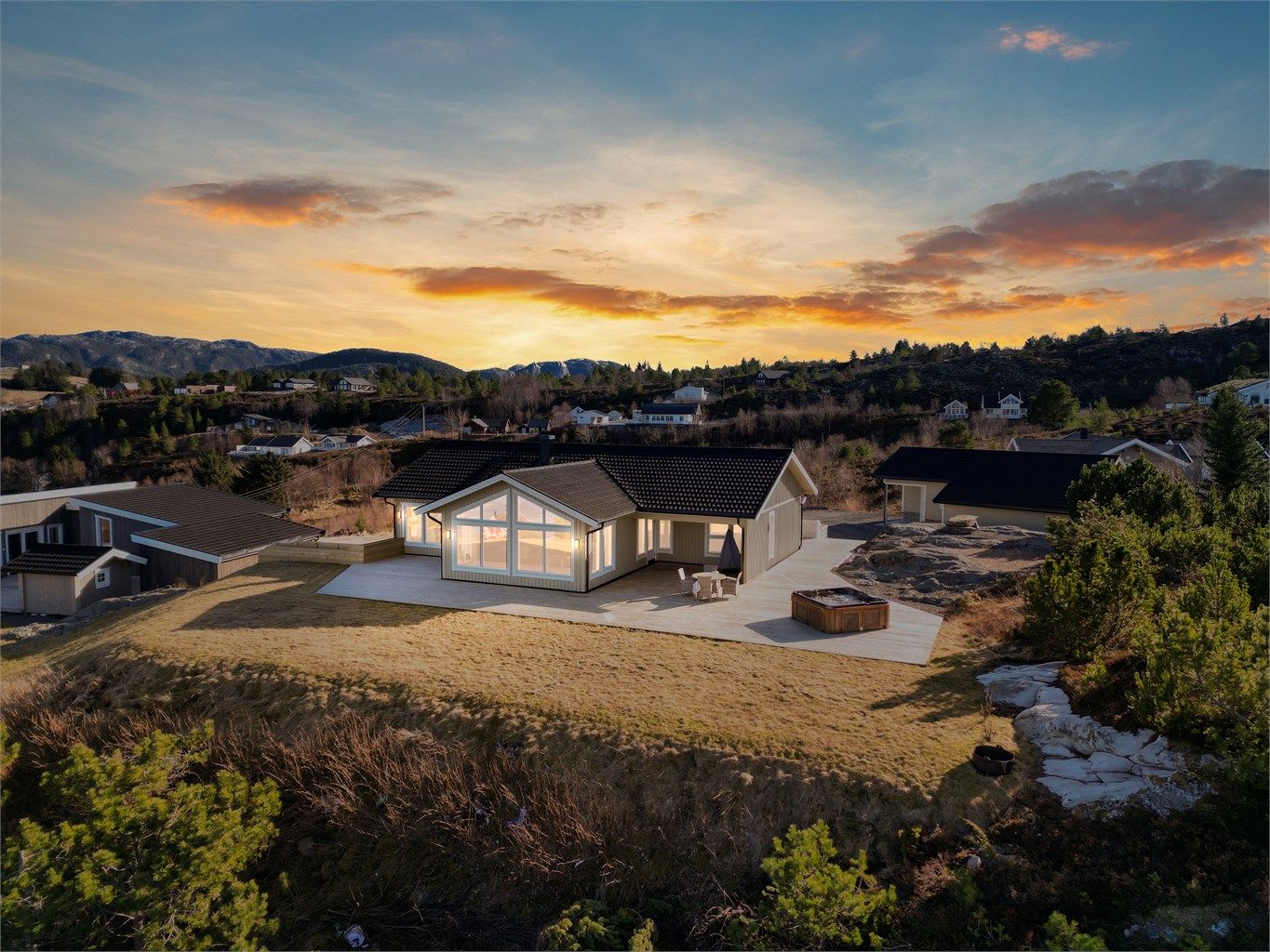 Her kan du nye freden og roen i et fantastisk naturlandskap! I nærområdet finner du både barnehage og skoler, samt en praktisk bussforbindelse som tar deg til Hitra sentrum på ca. 30 minutter.