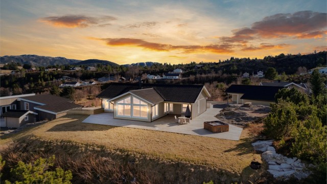 Her kan du nye freden og roen i et fantastisk naturlandskap! I nærområdet finner du både barnehage og skoler, samt en praktisk bussforbindelse som tar deg til Hitra sentrum på ca. 30 minutter.