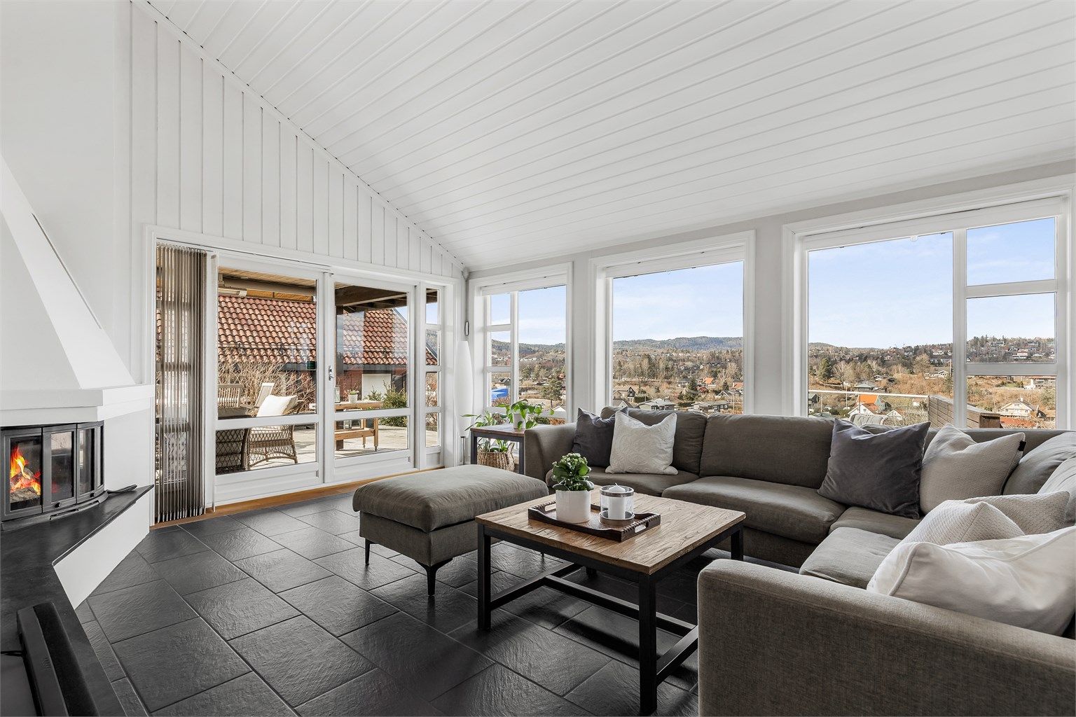 Fra vinterhagen er det utgang til en av terrassene.