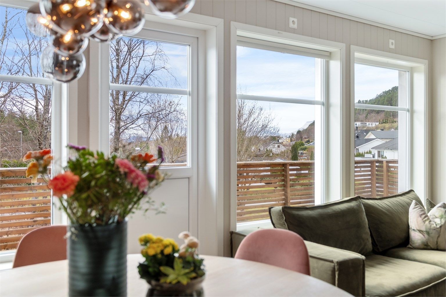 Store vindusflater i stuen slipper inn rikelig med dagslys og gir en god romfølelse.