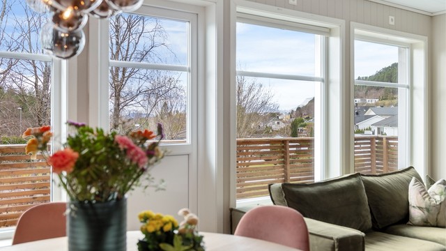 Store vindusflater i stuen slipper inn rikelig med dagslys og gir en god romfølelse.