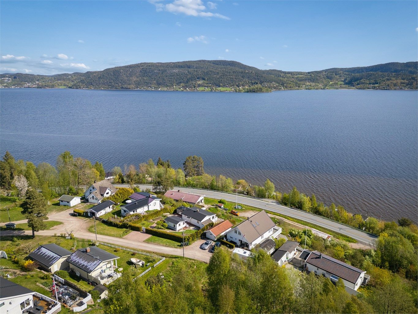 Rett i nærheten finner du Kyststien, som inviterer til flotte turer langs fjorden