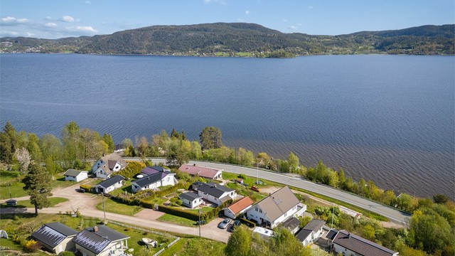 Rett i nærheten finner du Kyststien, som inviterer til flotte turer langs fjorden