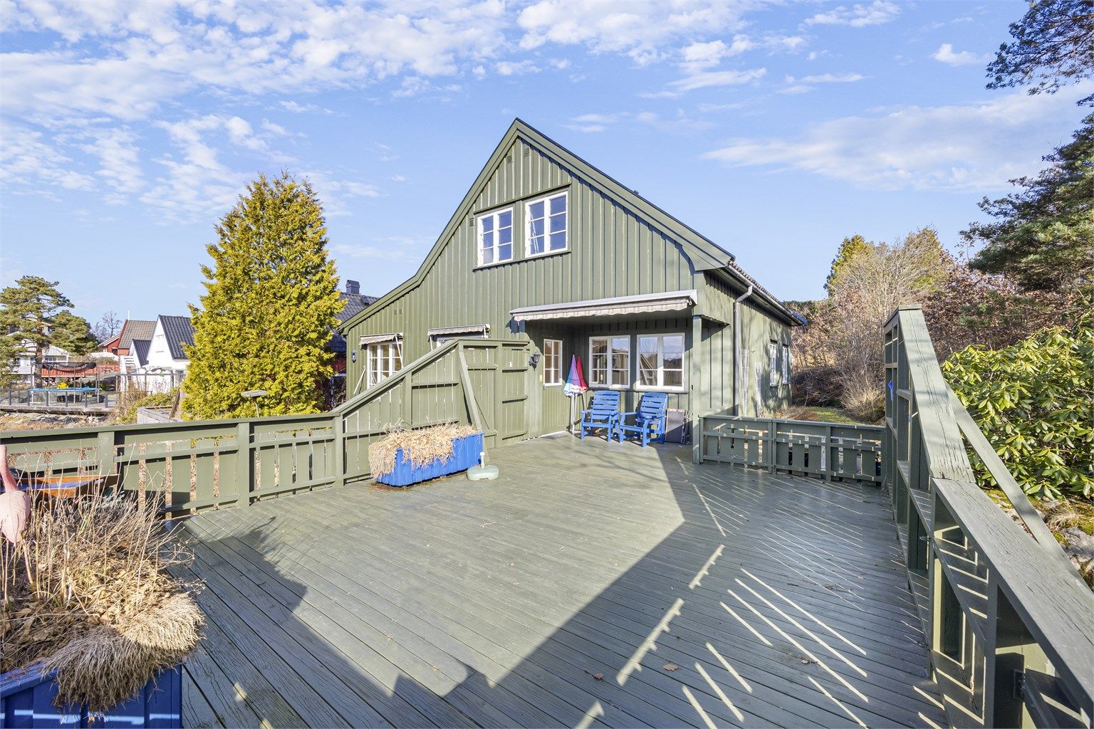 Her kan man sitte i solveggen og nyte fine omgivelser. 