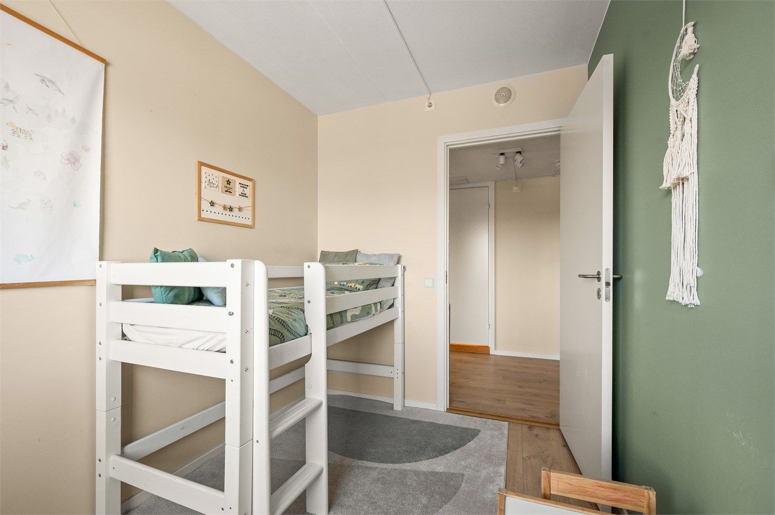 Rommet har gode møbleringsmuligheter og kan enkelt innredes med seng, skrivebord eller annet ønsket møblement, etter behov.