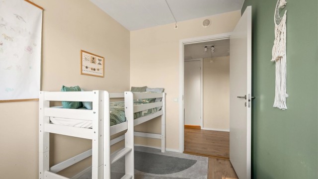 Rommet har gode møbleringsmuligheter og kan enkelt innredes med seng, skrivebord eller annet ønsket møblement, etter behov.