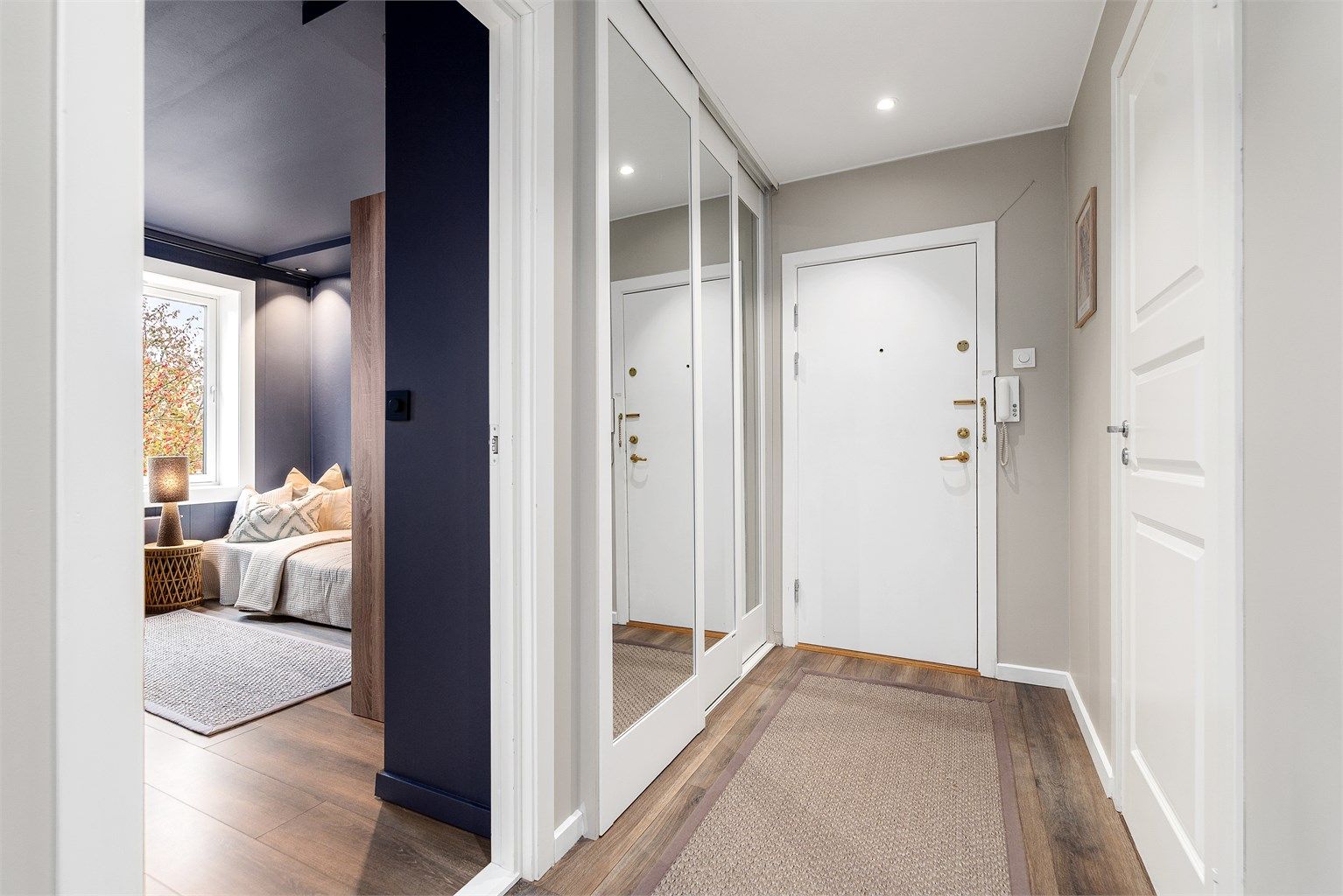 En romslig skyvedørsgarderobe med speildører gir rikelig med oppbevaringsplass. I tillegg disponerer leiligheten en kjellerbod på ca. 5 kvm og en loftsbod med gulvareal på ca. 14 kvm