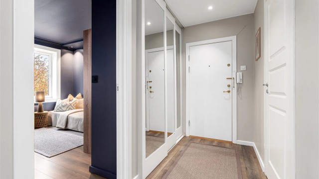 En romslig skyvedørsgarderobe med speildører gir rikelig med oppbevaringsplass. I tillegg disponerer leiligheten en kjellerbod på ca. 5 kvm og en loftsbod med gulvareal på ca. 14 kvm