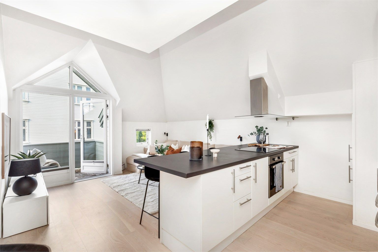 Oscars gate 12B er en lys og luftig toppleilighet med 2 soverom og balkong. 