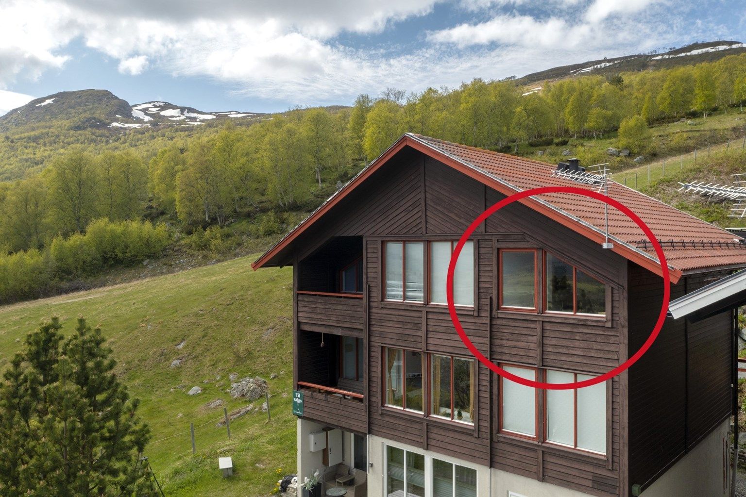 Fritidsleiligheten holder god og koselig standard. Her har man umiddelbar nærhet til skitrekket vinterstid og toppturer sommerstid