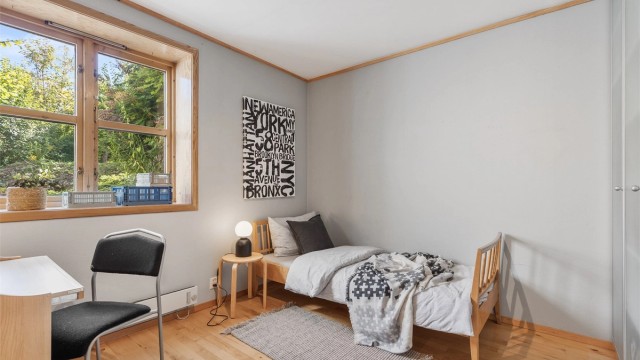 Soverom 3 er av god størrelse og har plass til seng, garderobeskap og eventuelt et skrivebord. Rommet egner seg godt som barnerom eller gjesterom.