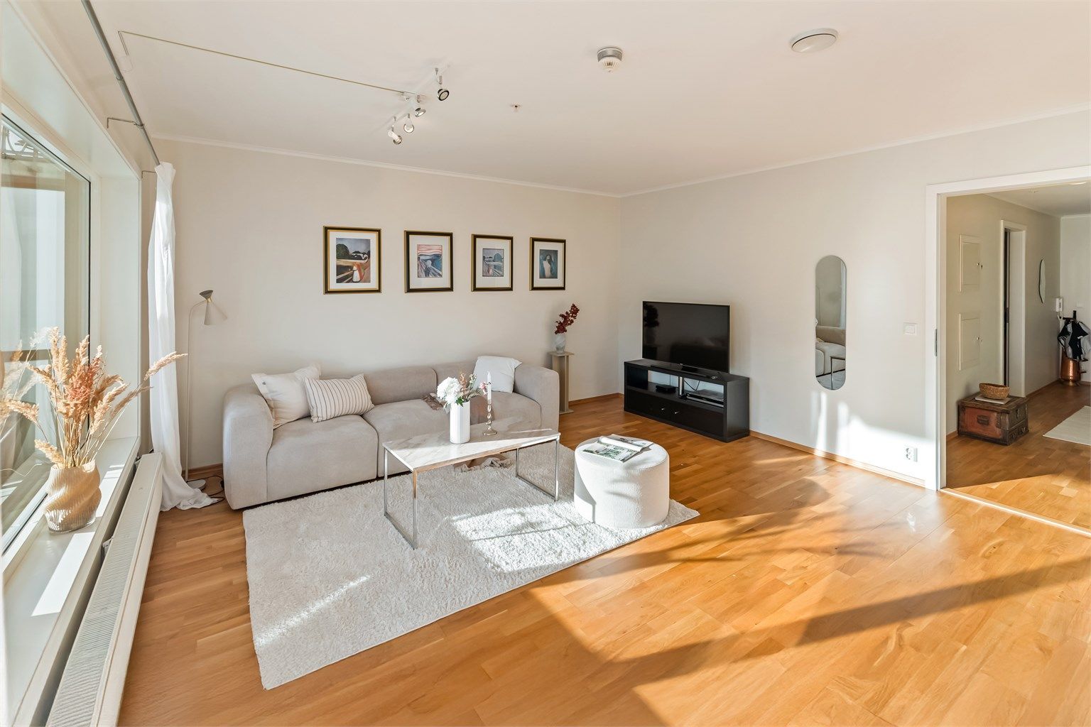 Parkett på gulv og lysmalte flater er gjennomgående i leiligheten