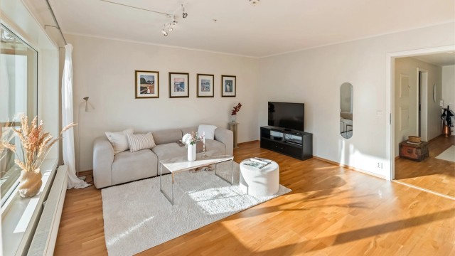 Parkett på gulv og lysmalte flater er gjennomgående i leiligheten