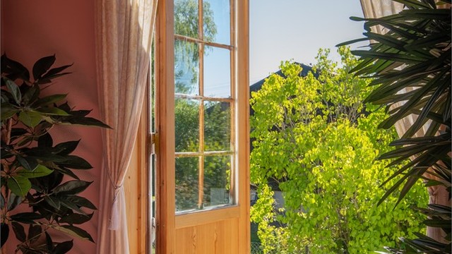 Fra stuen går du rett ut mot terrassen og det grønne uteområdet.