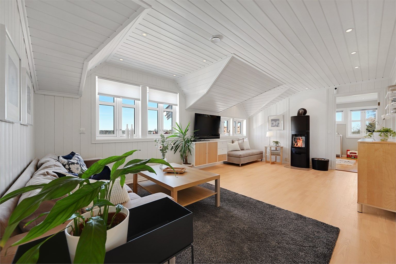 I andre etasje gir loftstuen en ekstra, fleksibel sone for familien.