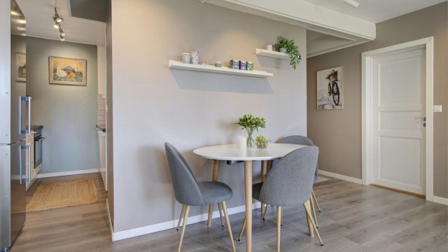 Plass til spisebord ved stue med direkte adkomst fra kjøkkenet
