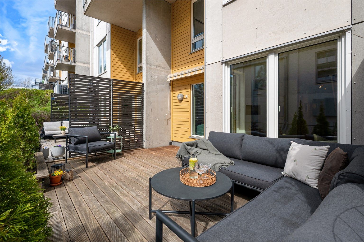 Attraktiv 4-roms townhouse-/familieleilighet over 2 plan med terrasse, balkong og garasjeplass med elbil-lader ved populære Lørenparken. Foto: Mats Holst
