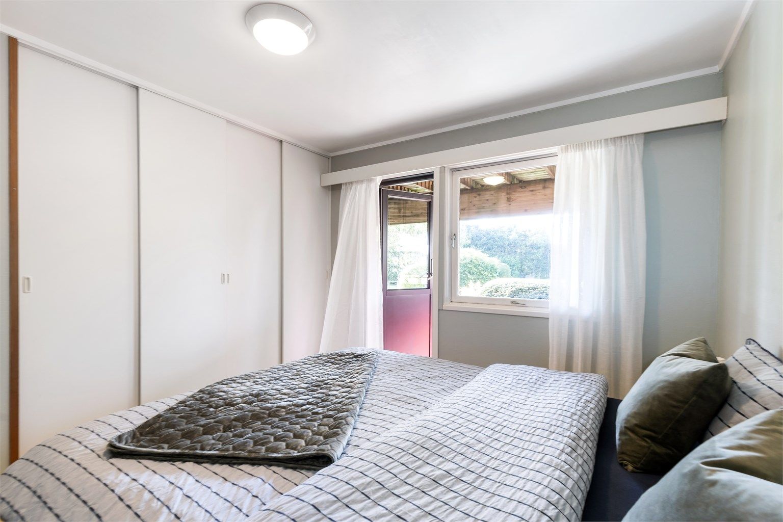 Rommet har god plass til dobbeltseng og skyvedørsgarderobe.