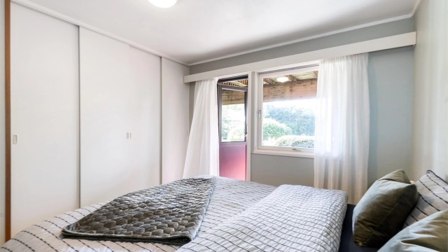 Rommet har god plass til dobbeltseng og skyvedørsgarderobe.