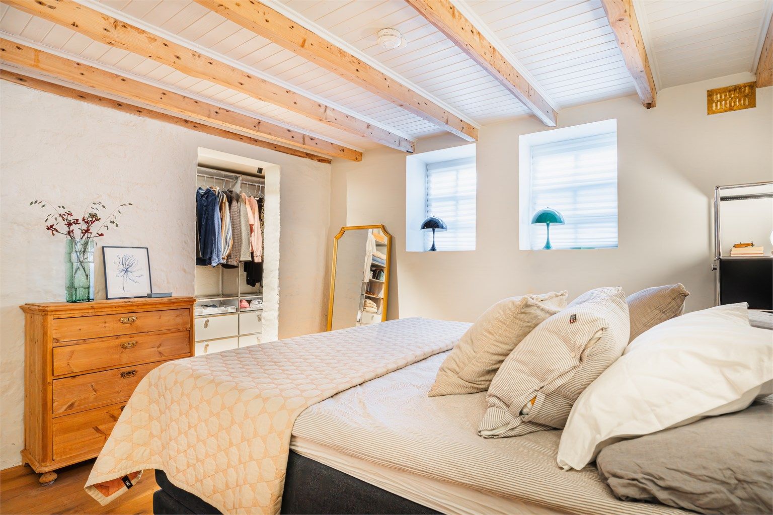 Rommet er romslig med plass til dobbeltseng og tilhørende møblement.