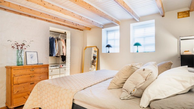 Rommet er romslig med plass til dobbeltseng og tilhørende møblement.