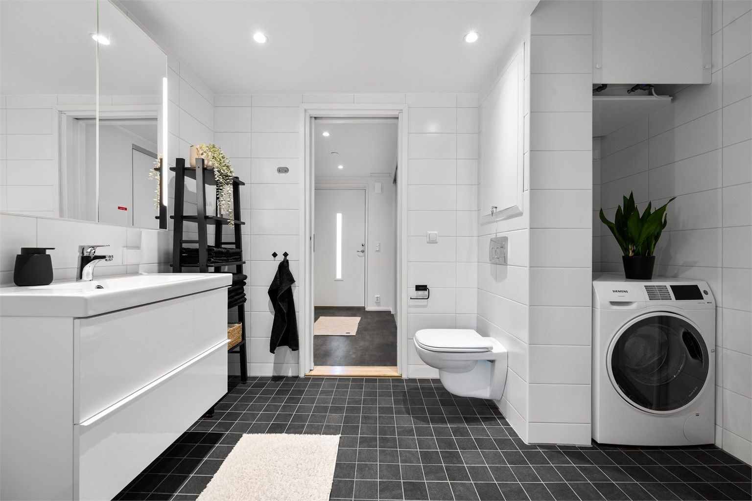 Flislagt baderom fra byggeår med gulvvarme som gir en behagelig komfort.