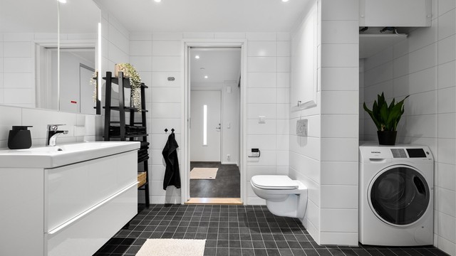 Flislagt baderom fra byggeår med gulvvarme som gir en behagelig komfort.