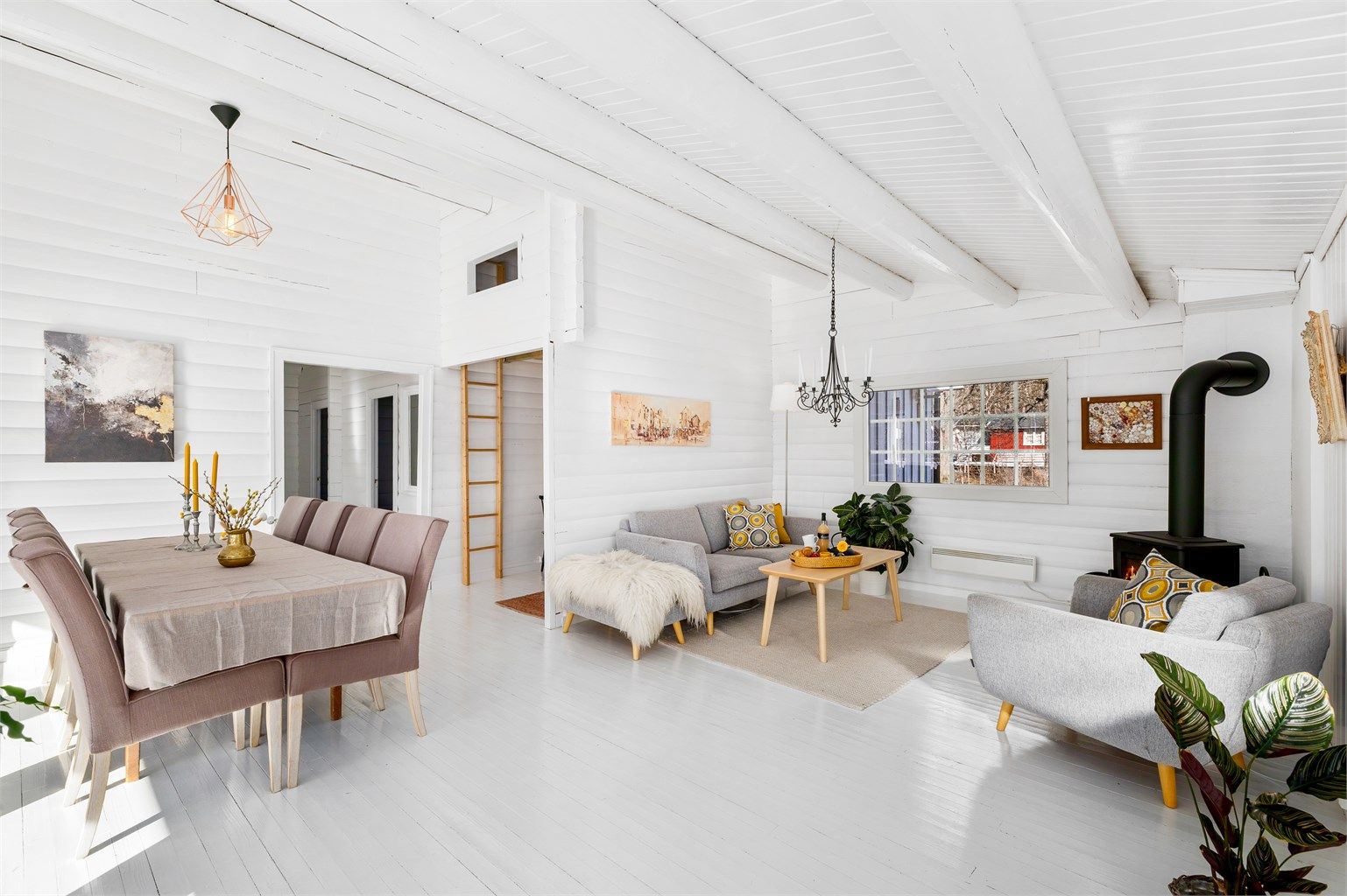 Innvendige overflater er malt i lyse og sommerlige fargevalg. Gulv har for det meste klassisk solid tregulv. 