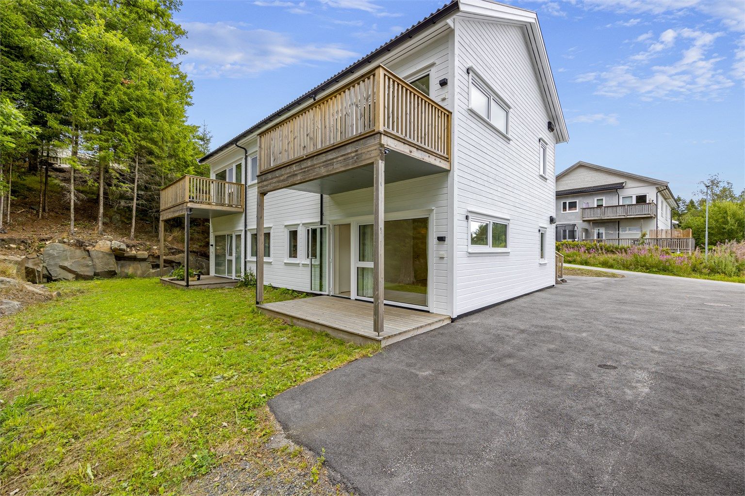 Asfaltert tun og pene utearealer.