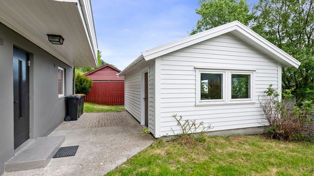 På eiendommen står et frittstående uthus/verksted med isolerte vegger og tak, ifølge eier.