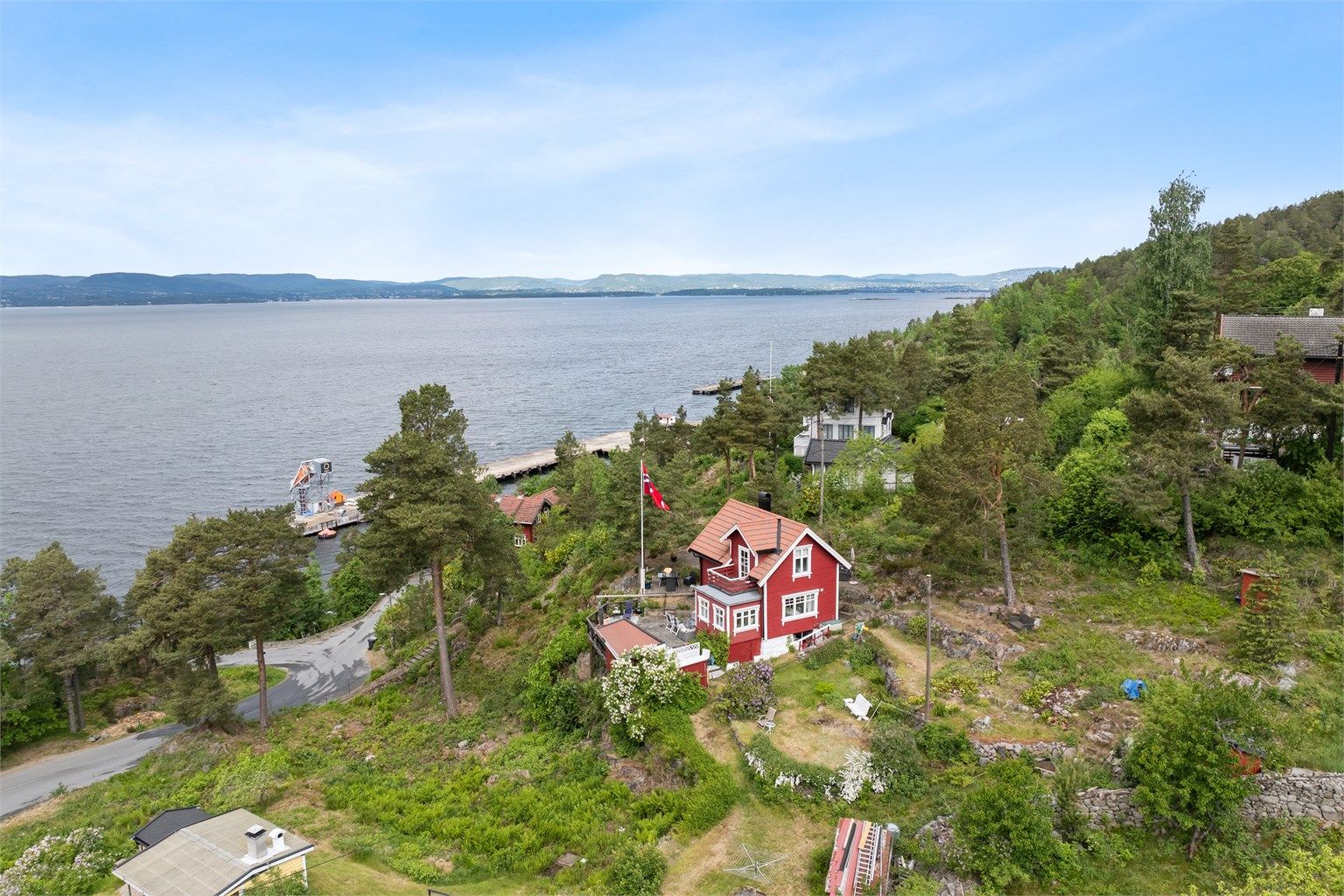 Romslig og svært pent opparbeidet eiendom som er høytliggende og har en panoramautsikt over fjorden