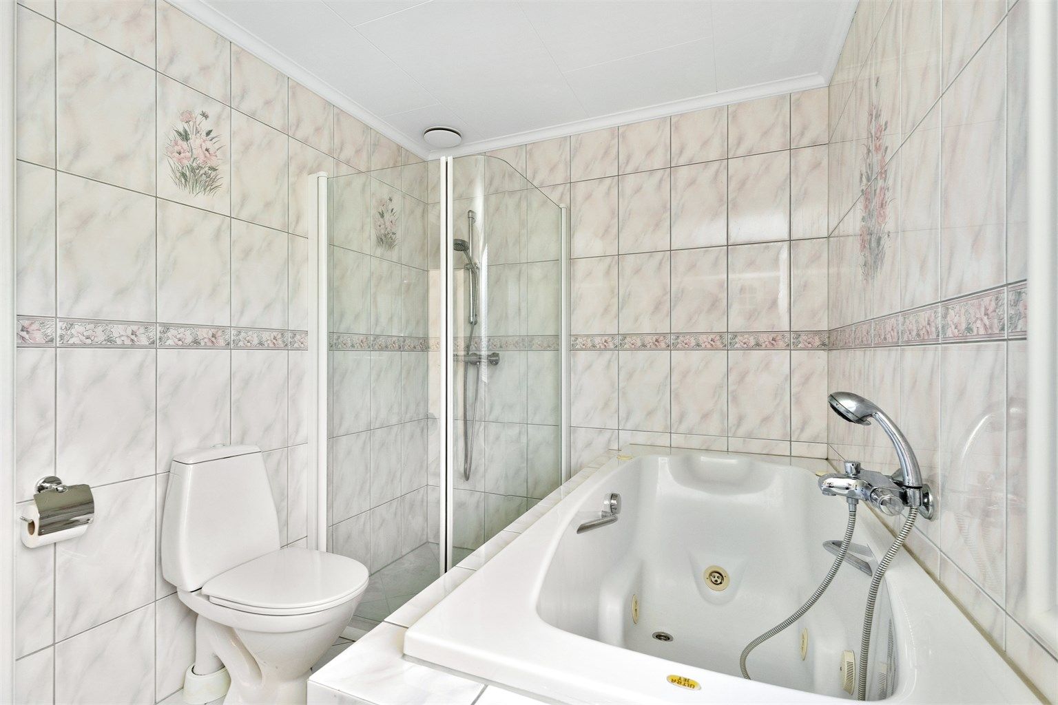 Dette badet har hovedsakelig standard fra byggeår, med enkelte oppgraderinger gjennom tidene
