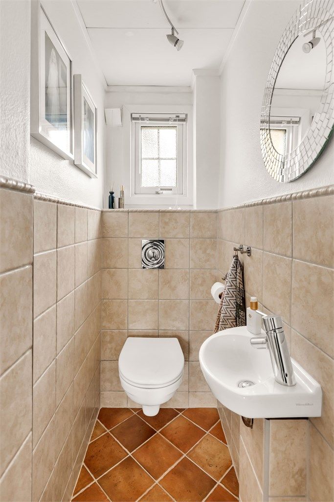 Separat WC i tilknytning til gangen i 1. etasje.