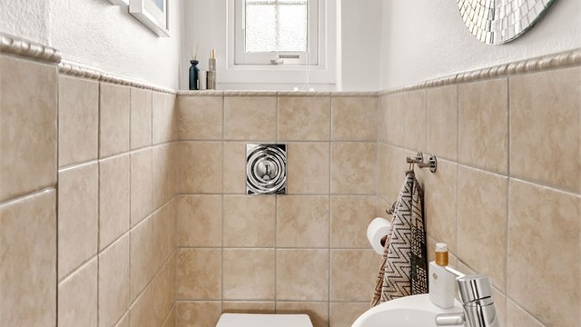 Separat WC i tilknytning til gangen i 1. etasje.