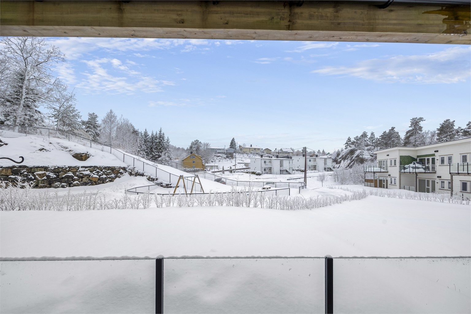 Fellesarealer består av snuhammer, lekeplass, parkeringsplass og plenarealer.