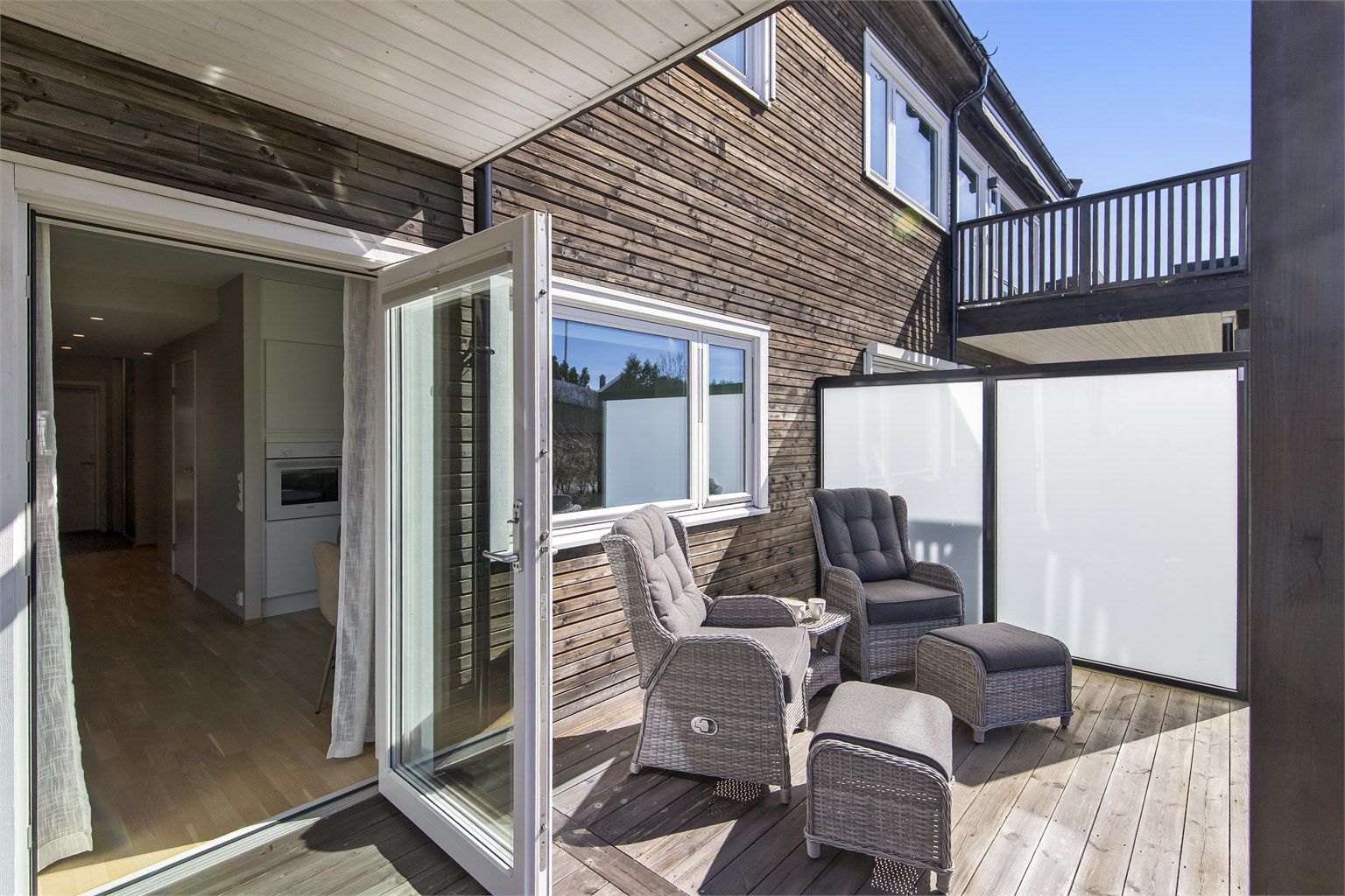 Terrassen fungerer som en naturlig forlengelse av stuen, med god plass til flere sittegrupper og gode solforhold.