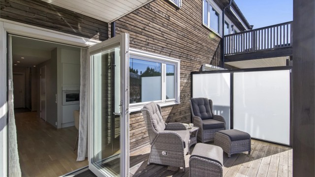 Terrassen fungerer som en naturlig forlengelse av stuen, med god plass til flere sittegrupper og gode solforhold.