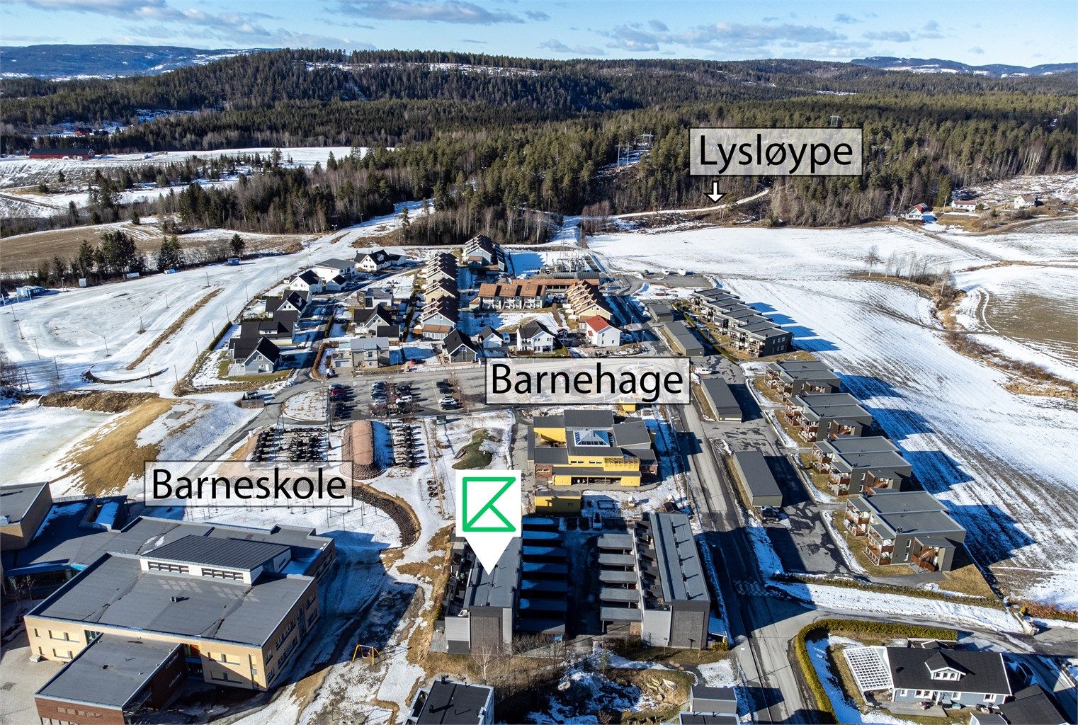Meget sentral og barnevennlig beliggenhet med alt fra togstasjon, skoler, barnehager, marka og matbutikker rett i nærheten