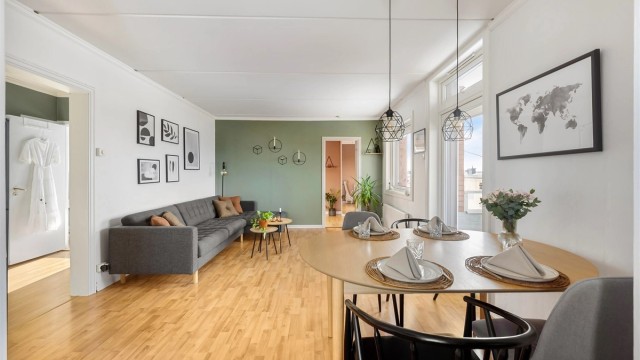 Det er god plass til både sofagruppe og spisebord i den sosiale sonen.
Foto: Martine Eren Jacobsen.