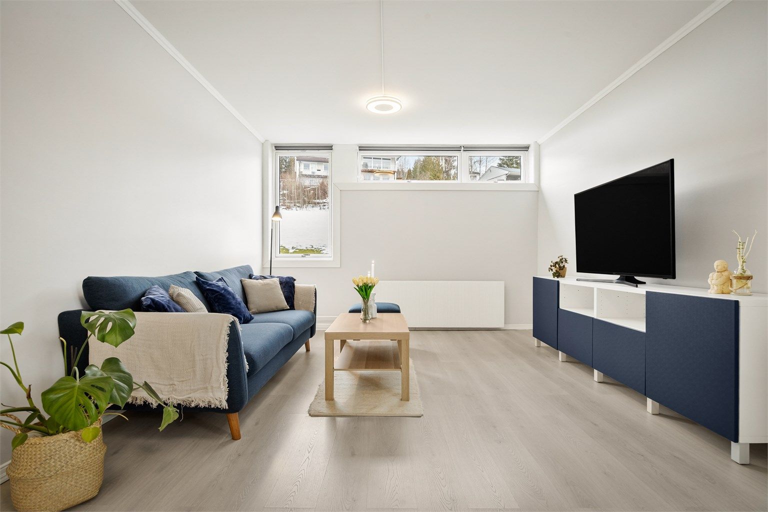 Radiatorer og felles varmtvann tilknyttet felles sentralvarmeanlegg.