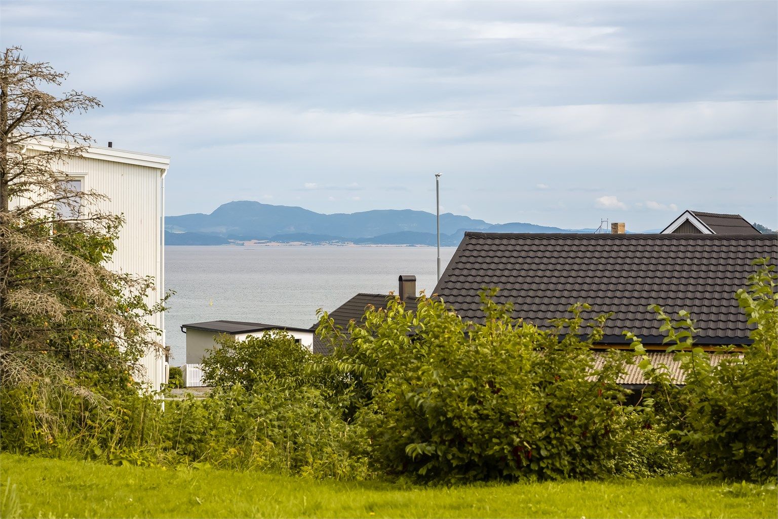 Her bor du tilbaketrukket og landlig, og samtidig kun en kort kjøretur unna byen. Nærheten til fjæra og sjøen gjør sitt til at Ranheim er et svært hyggelig og populært boområde. 