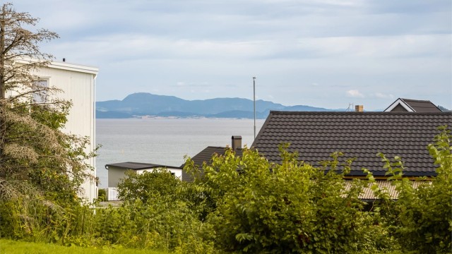 Her bor du tilbaketrukket og landlig, og samtidig kun en kort kjøretur unna byen. Nærheten til fjæra og sjøen gjør sitt til at Ranheim er et svært hyggelig og populært boområde.