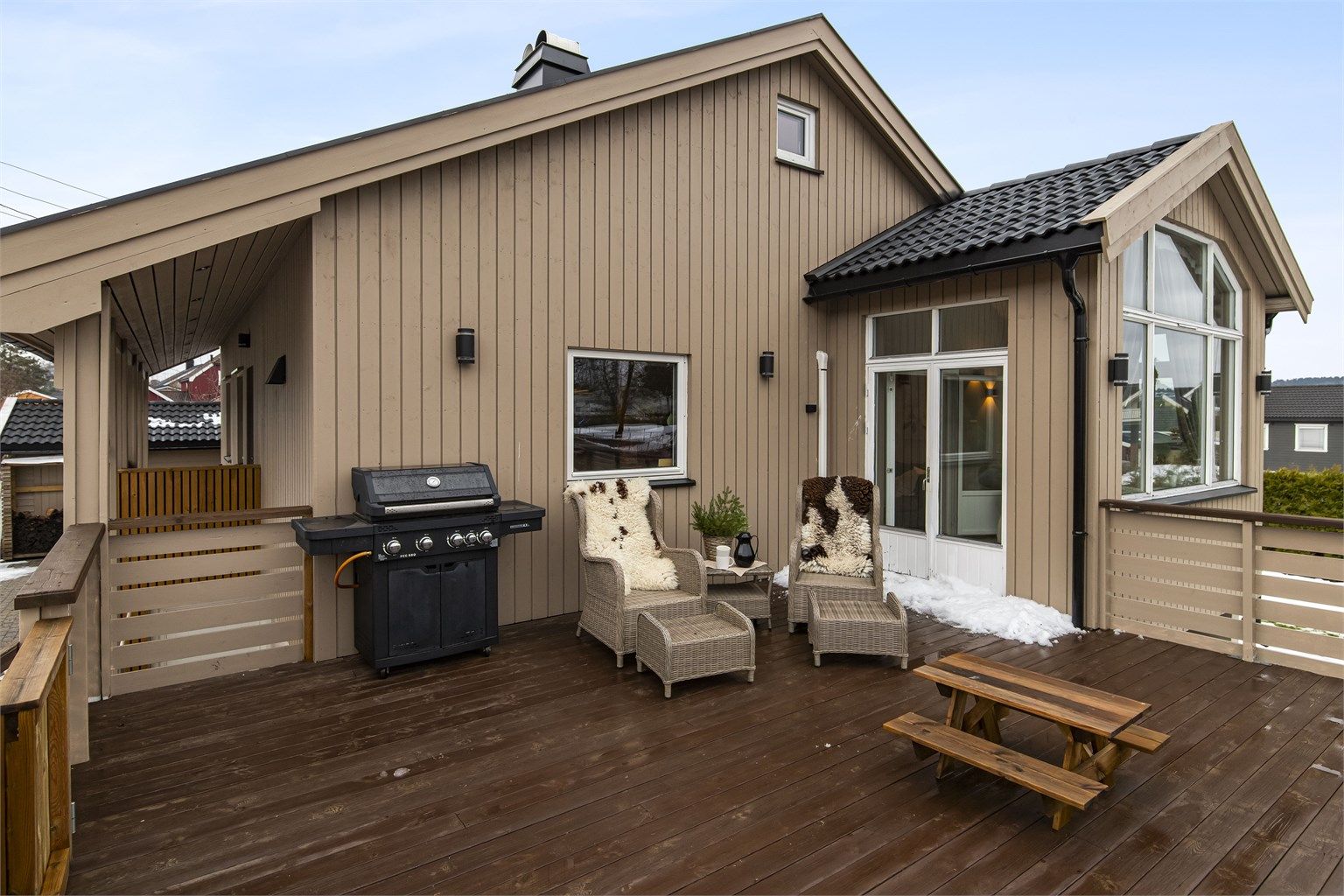 Fra stuen er det utgang til stor solrik terrasse.