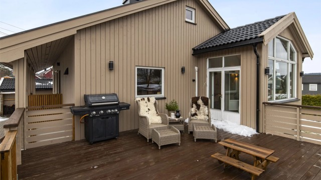 Fra stuen er det utgang til stor solrik terrasse.