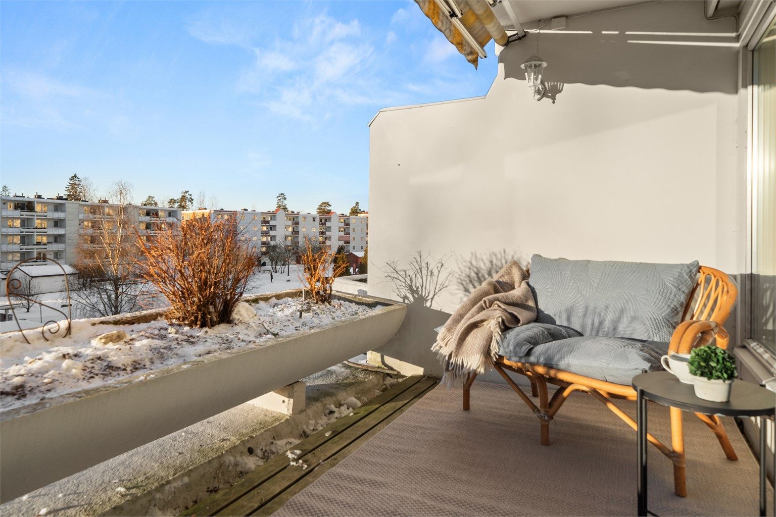 Videre er det god plass til utemøbler, grill og planter i plantekasse.