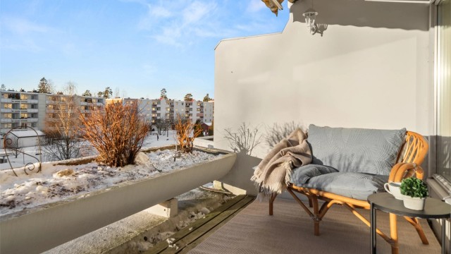 Videre er det god plass til utemøbler, grill og planter i plantekasse.