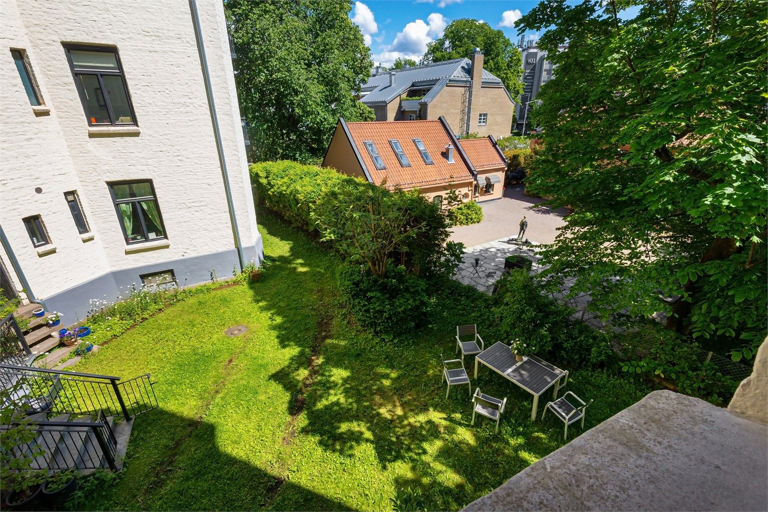 Sameiets felles tomt er opparbeidet med plenarealer og beplantning.