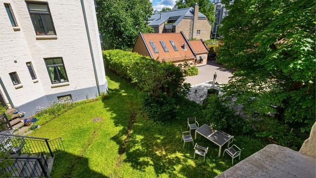 Sameiets felles tomt er opparbeidet med plenarealer og beplantning.