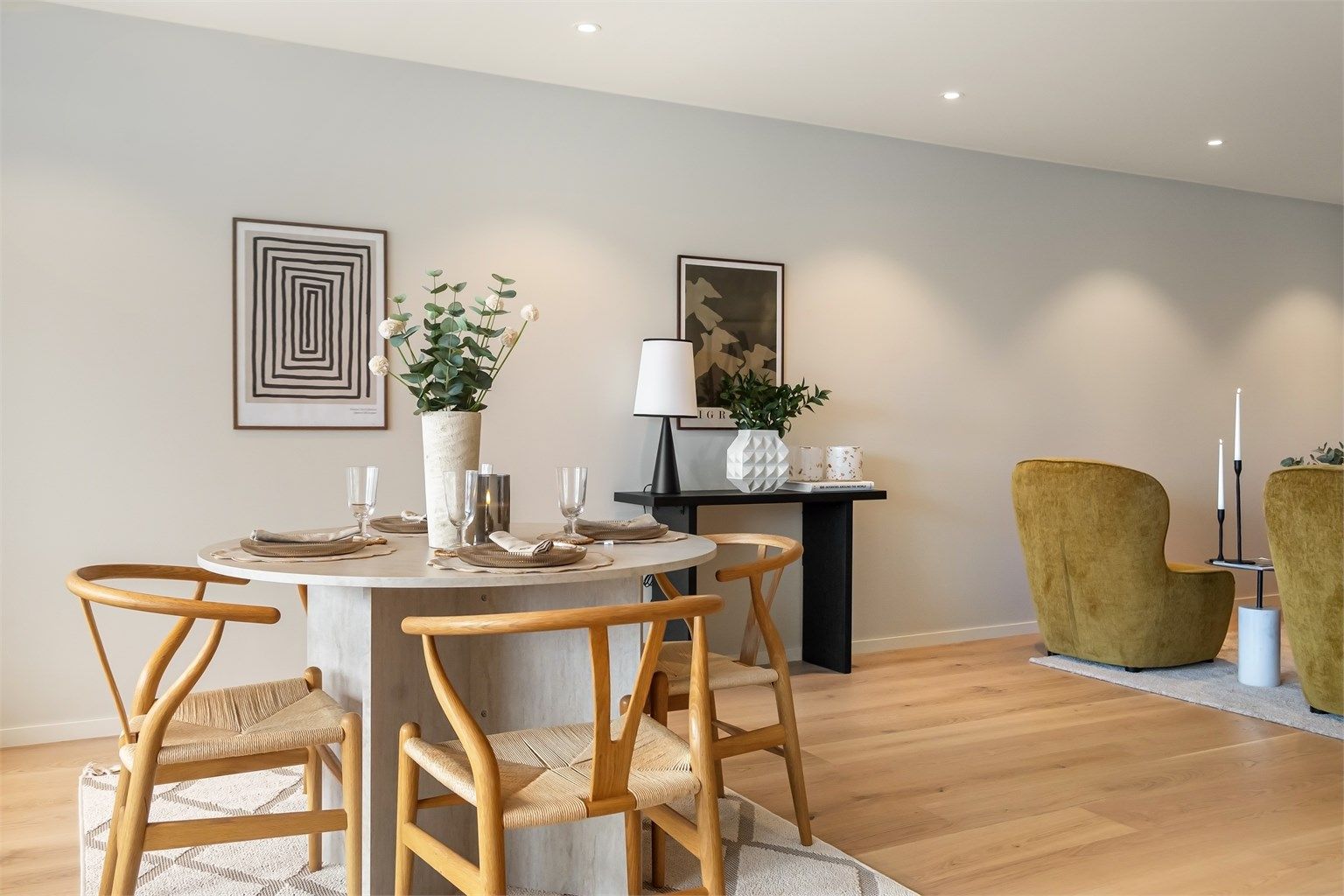 Lys, luftig og innbydende stue med god plass til både sofagruppe og spisebord